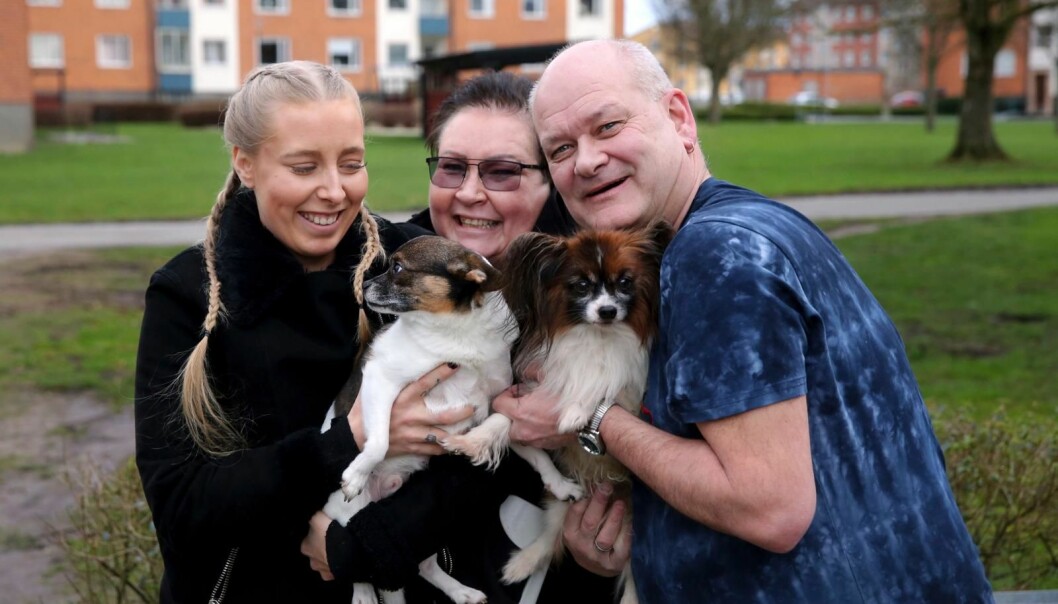 Annikas dotter Cornelia är glad över att hennes mamma mött kärleken Patrik på nytt. Foto: Stefan Sandström Tre personer står tätt samman och håller upp två små hundar, Annika, Patrik och Annikas dotter Cornelia.