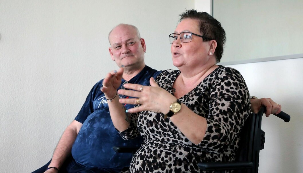 Det gick många år innan Patrik återsåg sin ungdomskärlek Annika. Foto: Stefan Sandström Patrik och Annika sitter bredvid varandra.