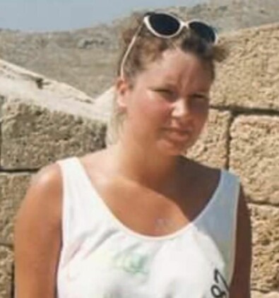 En ung Annika. Foto: Privat Ung tjej, Annika, klädd i linne och solglasögon.