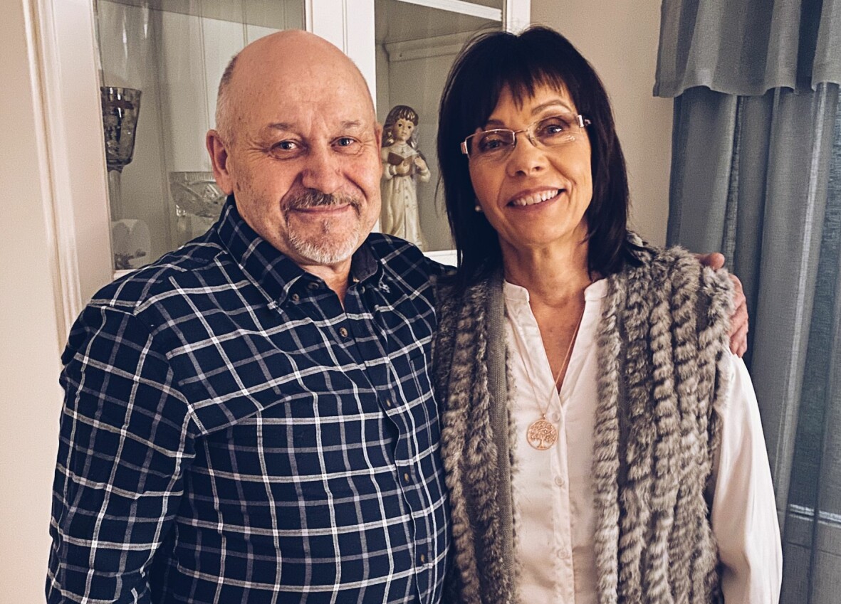 Lars och Iréne Ljungqvist har alltid prioriterat familjen först. Foto: Privat Ett medelålders par håller om varandra och ler in i kameran.