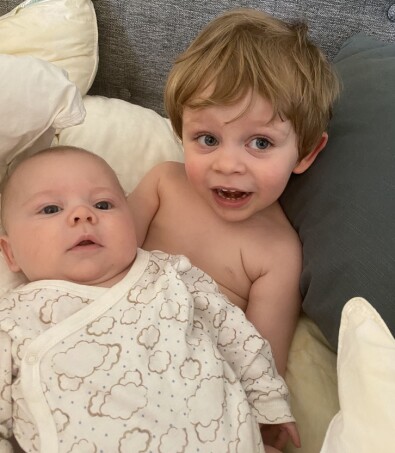 Theo, 3 år, men lillebrorsan Melker. Foto: Privat En glad liten pojke håller sin nyfödda lillebror i famnen.