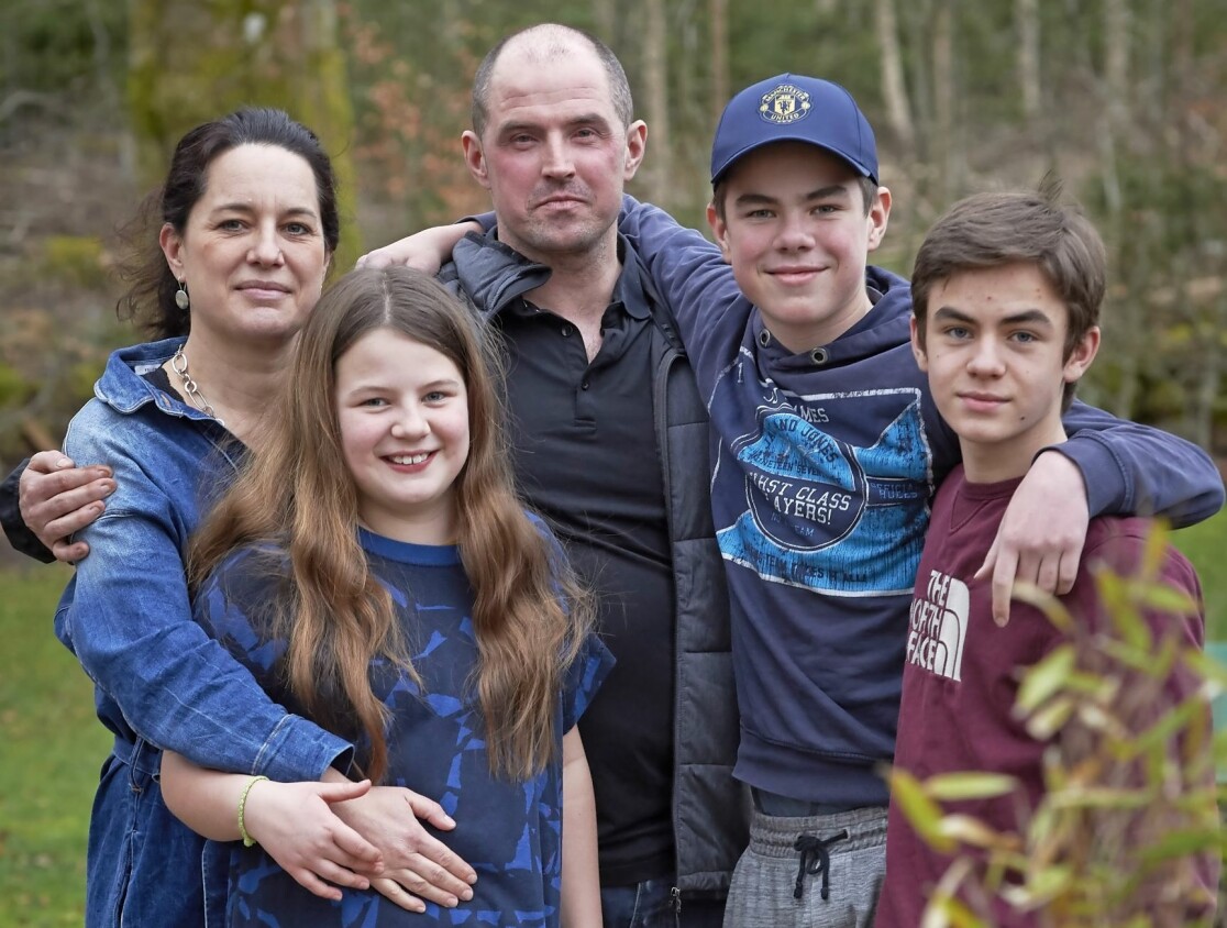 Att vara tillsammans i familjen är det viktigaste, det inser familjen Bylund mer än någonsin. Fr v: Pia-Lotta, 45 år, Felice, 10 år, Henrik, 40 år, Matheo, 15 år och Benjamin, 13 år. Foto: Stefan Lindblom Hela familjen tätt tillsammans, håller om varandra utomhus.