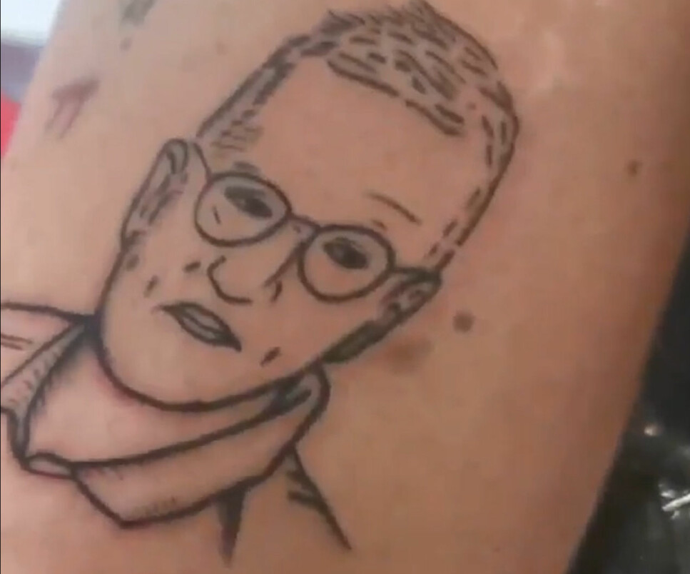 Foto: Zashay Tastas Tatueringen av Anders Tegnell.