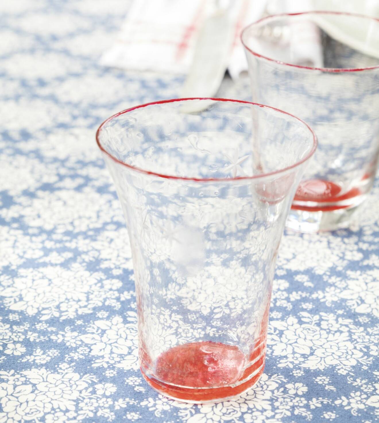 Glas med rödmålad botten och ovankant
