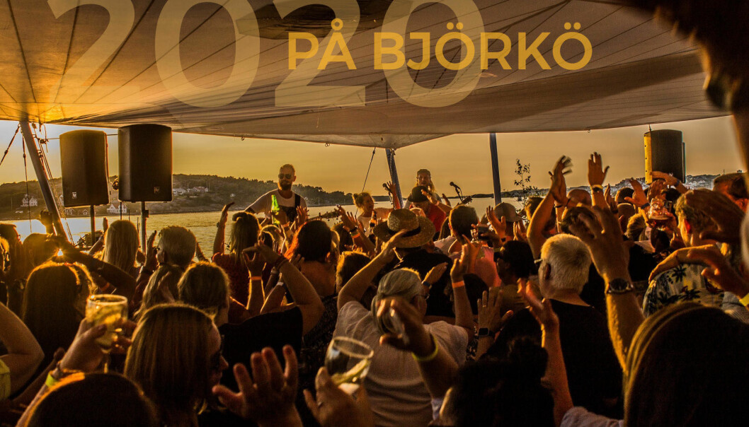 Allsång på Björkö. Foto: Pressbild Allsångsbrygga med människor på Björkö