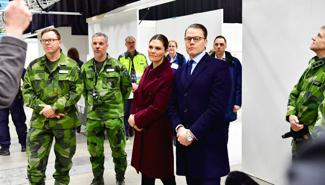 Foto: TT Kronprinsessan Victoria och prins Daniel besöker ett fältsjukhus.