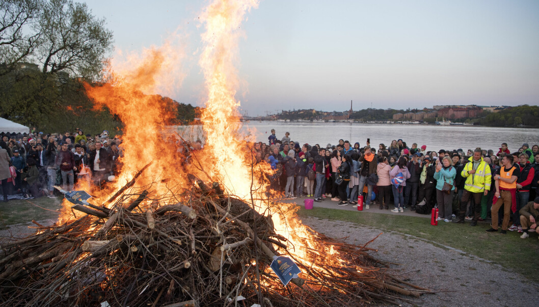 Så här såg det ut 2019 då valborg firades i Rålambshovsparken i Stockholm. Ett liknande scenario är uteslutet i år. Foto: Jessica Gow/TT Människor står runt en majbrasa i Rålambshovsparken i Stockholm och firar valborgsmässoafton 2019.