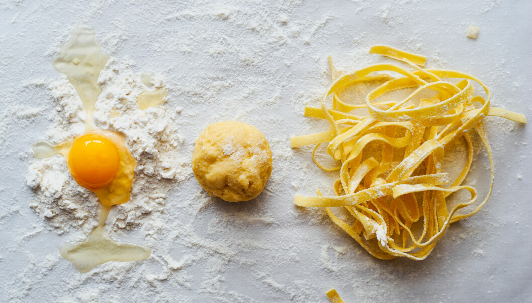 Foto: Shutterstock/TT Pasta hemma i tre steg: Mjöl och ägg. Knådad deg – och slutligen färdig pasta.
