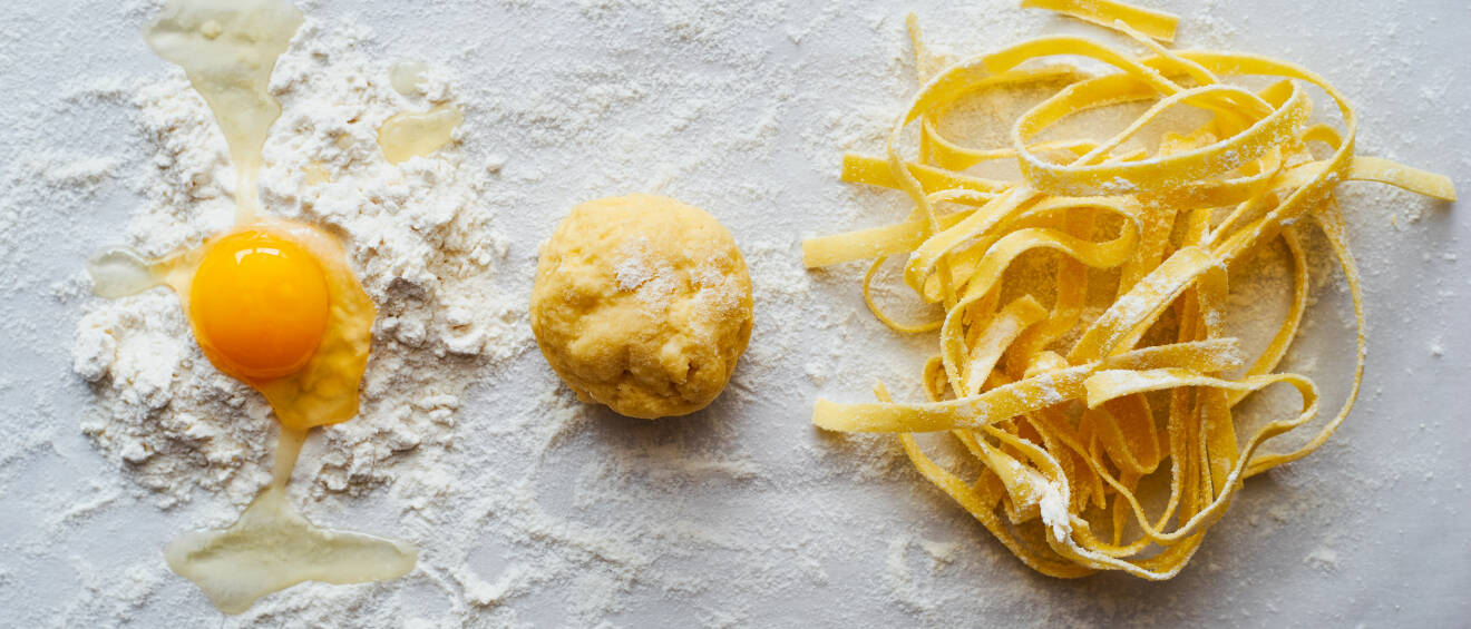 Pasta hemma i tre steg: Mjöl och ägg. Knådad deg – och slutligen färdig pasta.