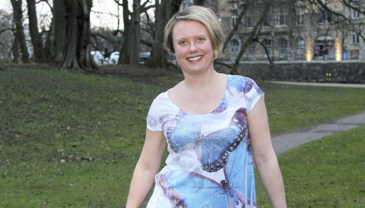 Karin Wärne mår som bäst när hon får dansa. Foto: Emelie Aune Leende Karin Wärne i en park.