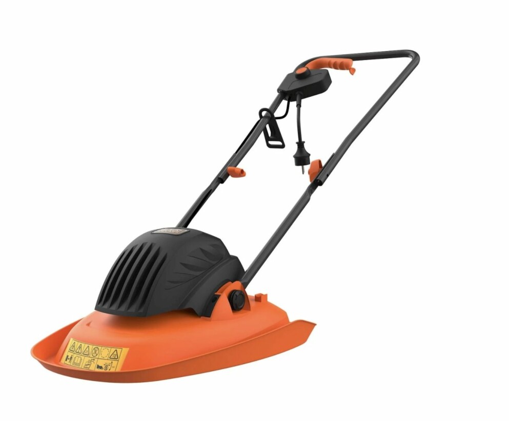 Orange gräsklippare från Black & Decker.