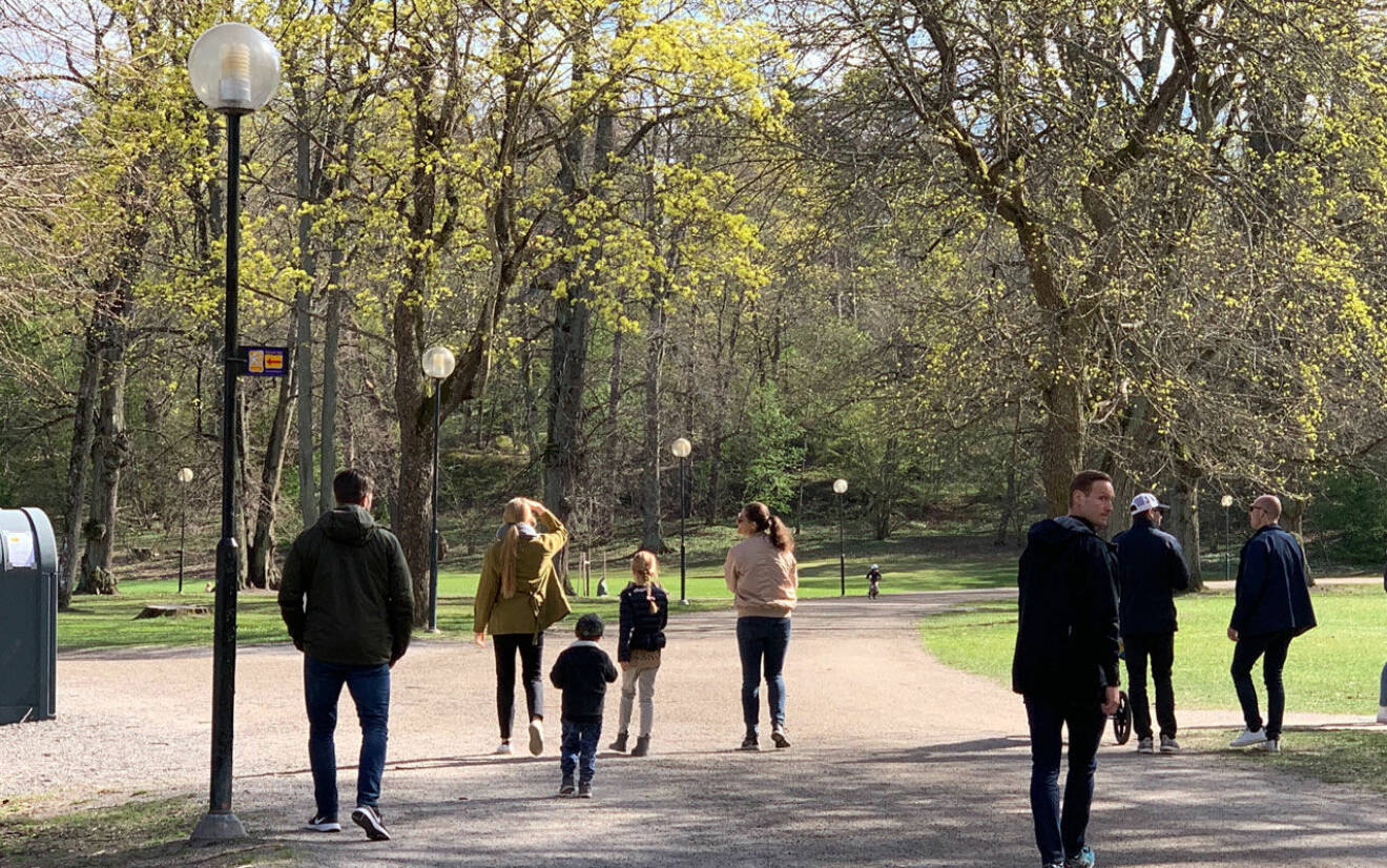 Kronprinsessan Victoria med Estelle och Oscar på promenad i Hagaparken våren 2020.