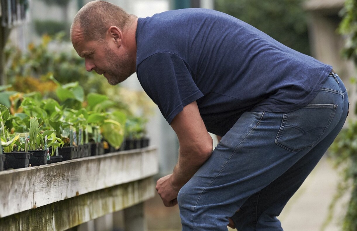 På spaning! John har falkblick när han letar efter plantor. Foto: Charlotte T Strömwall På spaning! John har falkblick när han letar efter plantor.