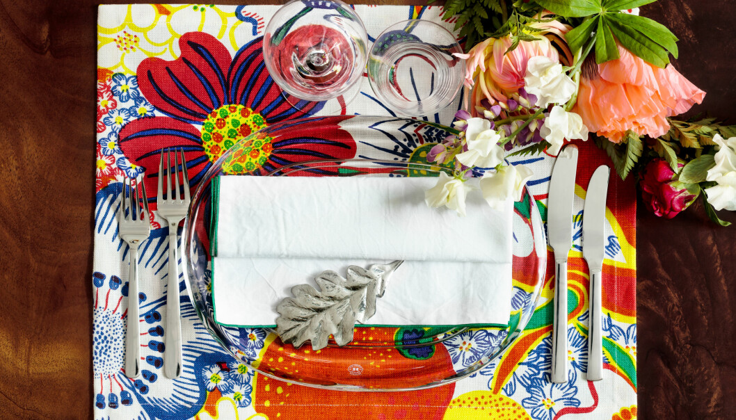 Josef Franks flora på Sofiero slott sommaren 2020. I samarbete med Svenskt Tenn. Foto: Sofiero Slott En bordsdukning med Josef Frank tyg, blommor och ett eklöv i silver.