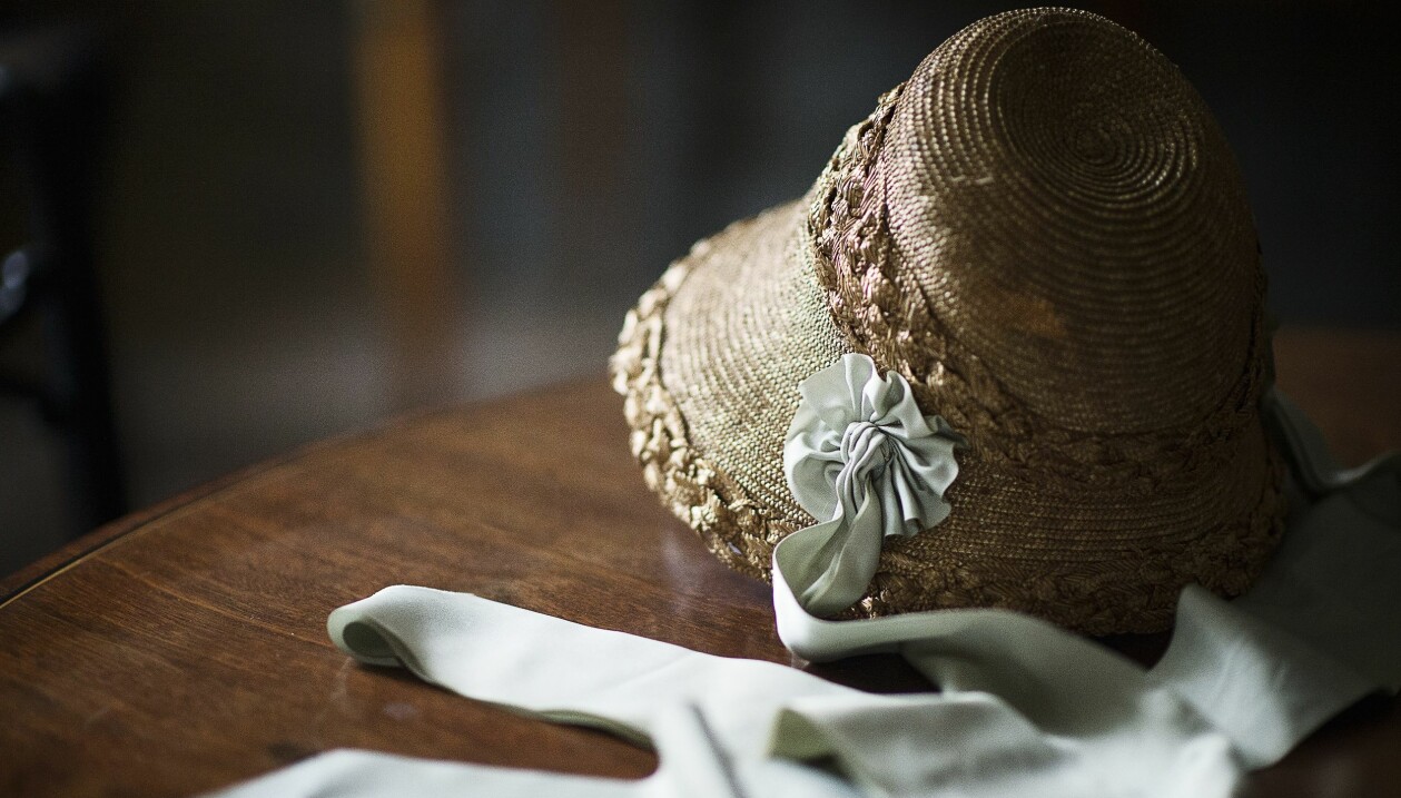 Jane Austen-utställning på Skoklosters slott. Foto: Sofia Nahringbauer TT En historisk stråhätta med turkosa sidenband ligger på ett mörkt träbord.