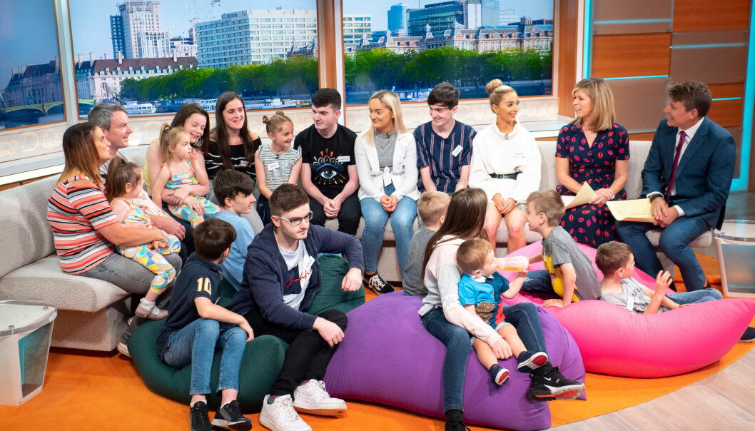 Familjen Radford är välkända i hemlandet England. Här gästade de morgonprogrammet <i>Good Morning Britain</i> i juli 2019. Sedan dess har familjen vuxit ytterligare. <i>Foto: Ken McKay/ITV/Shutterstock</i> Familjen Radford med alla 22 barn samlade i en brittisk morgonshow.