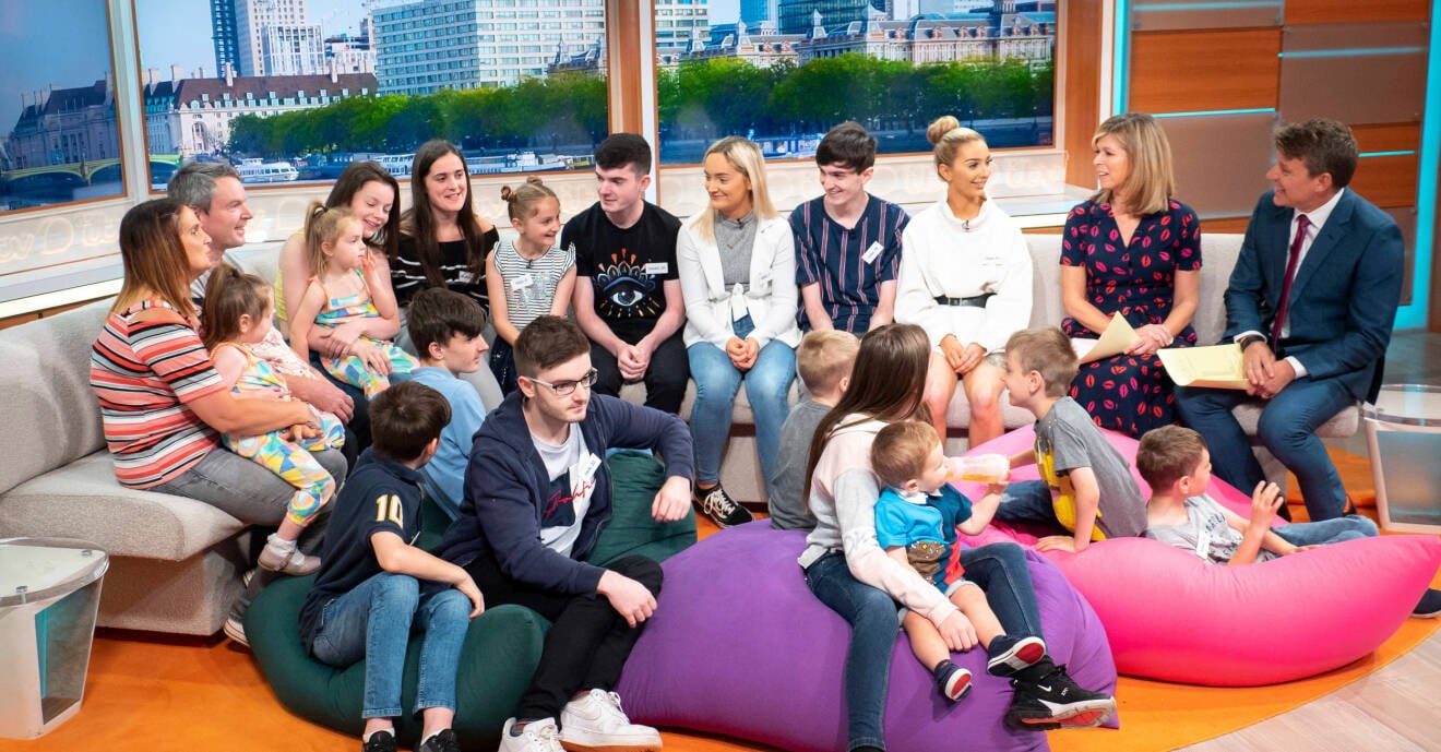Familjen Radford med alla 22 barn samlade i en brittisk morgonshow.