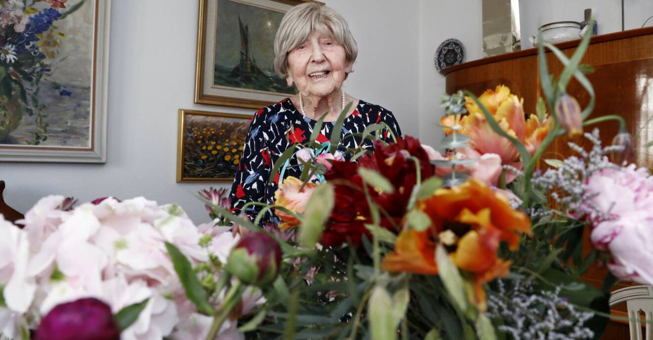 Dagny Carlsson fotograferad hemma i Stockholm på sin 106-årsdag 2018.