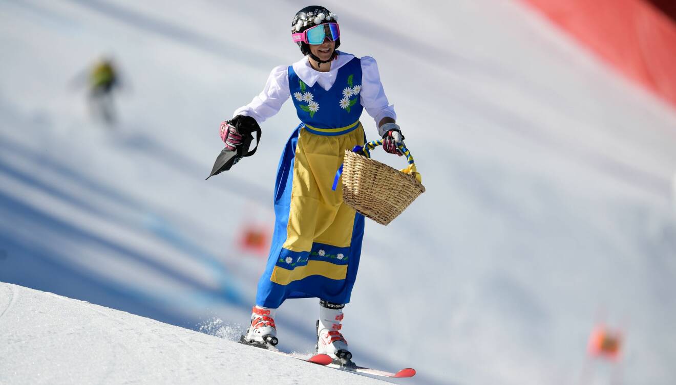 Frida Hansdotter i folkdräkt under världscuptävlingen i Andorra 2019.