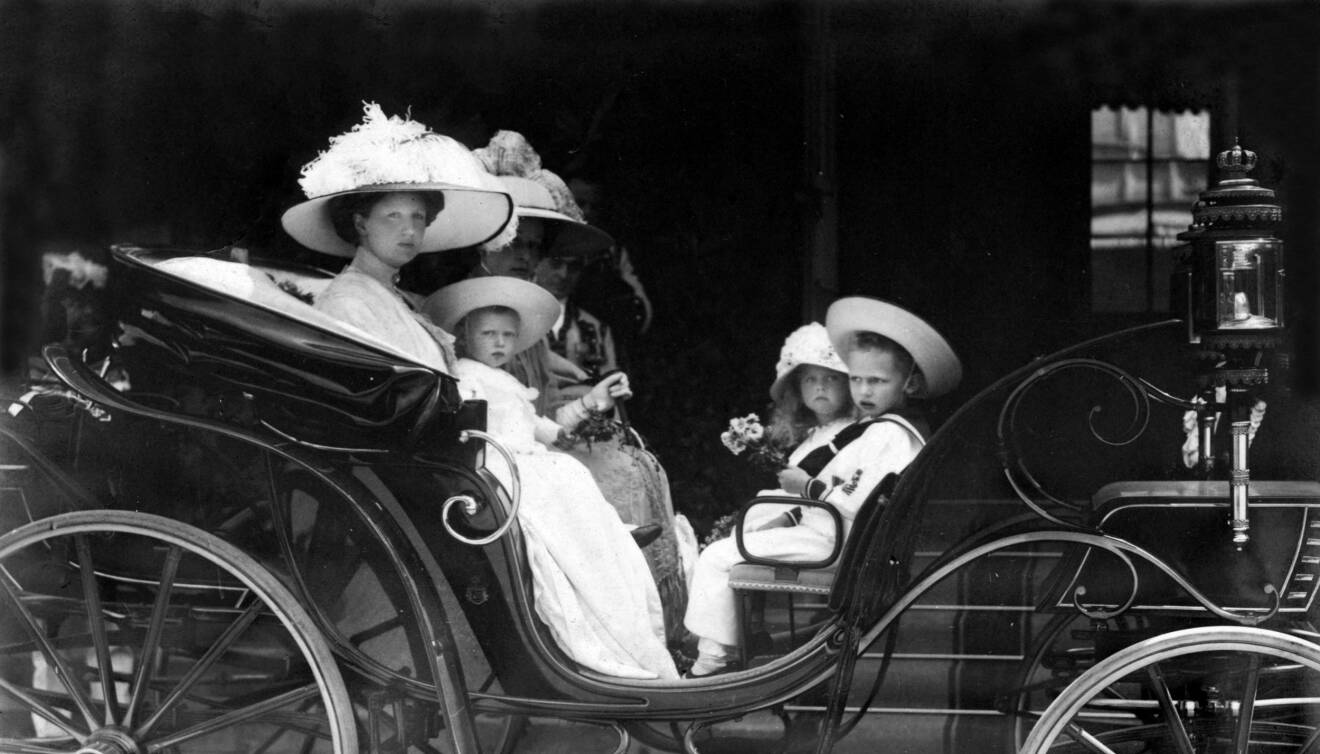 Kungens mormor Victoria med barnen.
