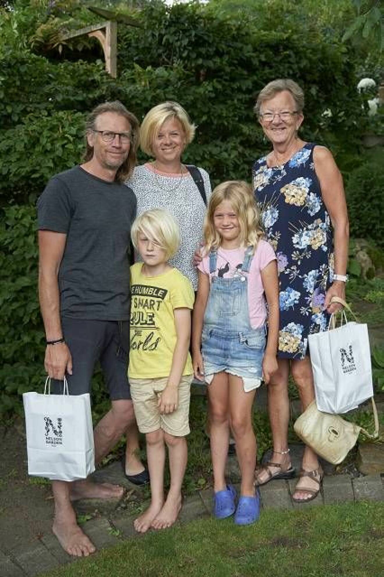 Fabian Mellegård och Camilla Hildén med barnen Wilma och Caspian.