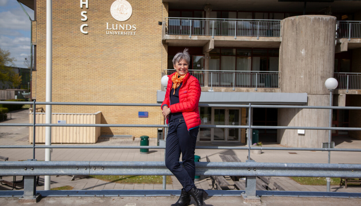 På grund av coronapandemin sker all undervisning just nu på distans. Men i vanliga fall är det här inne, på Health Sciences Center, som Gunnel har sina föreläsningar. Foto: Minna Wallén-Widung Gunnel Edgren utanför Lunds universitet.