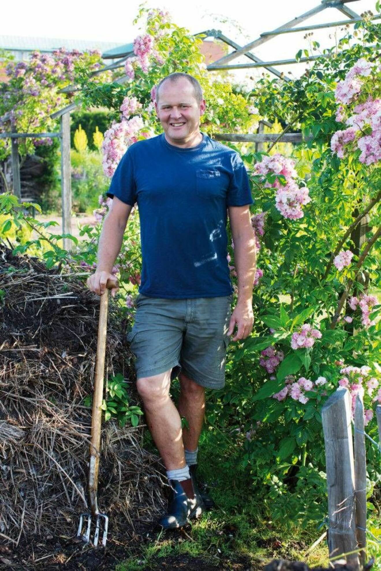 John Taylor behåller kläderna på under World Naked gardening Day.
