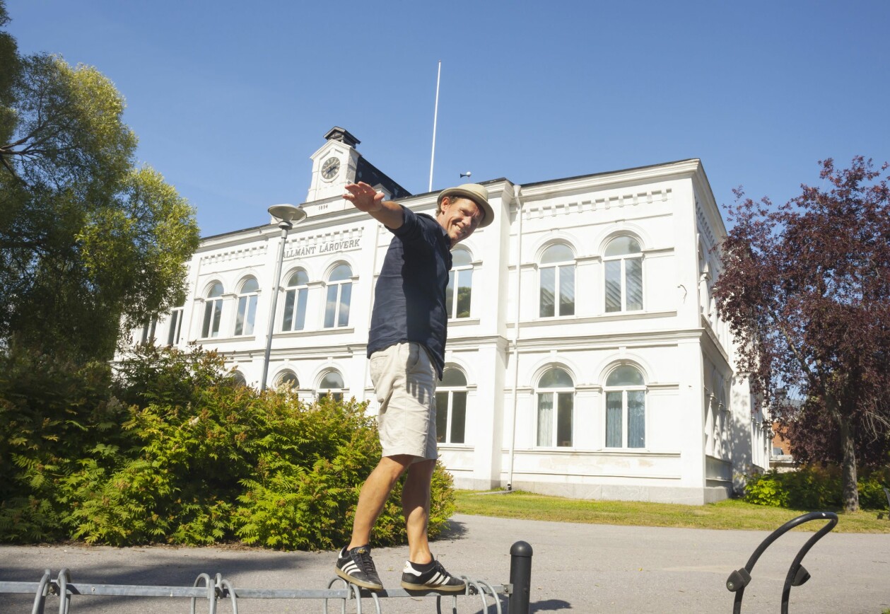 Framför läroverket i Piteå där Bo gått i skola och där båda hans föräldrar undervisat. Bo går balansgång utanför läroverket, en mäktig vit byggnad.