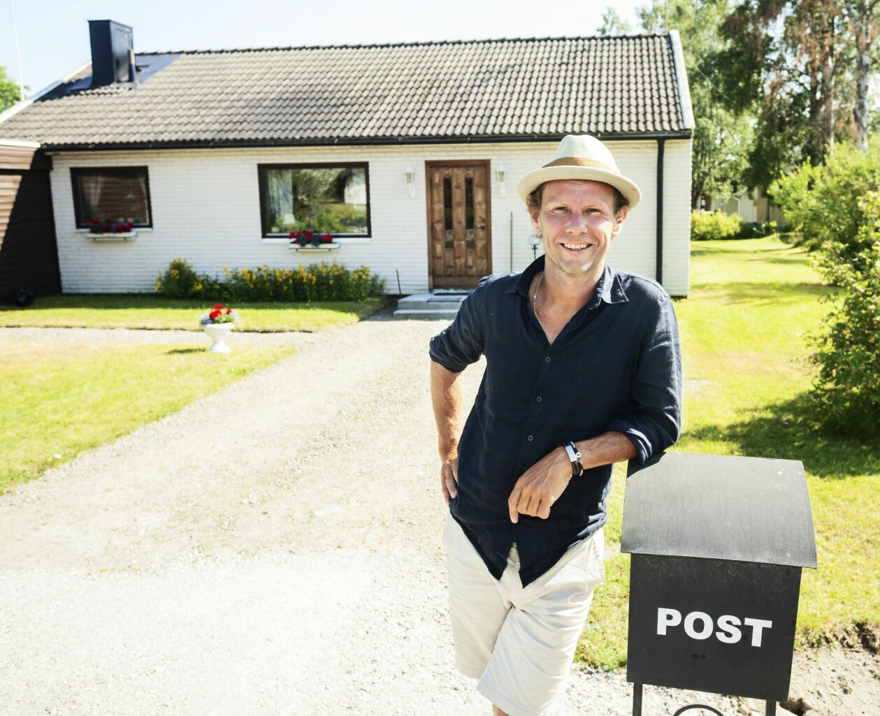 Här utanför huset på Abjörnssons väg där Bo växte upp. Han minns sin barndom som trygg och stimulerande. Bo utanför barndomshemmet, en vit tegelvilla.
