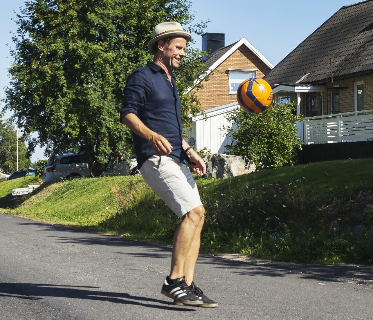Bo Sundström på parallellgatan till den egna hemgatan, här spenderade han mycket tid med sina kompisar, fotboll och landhockey. Bo dribblar med en boll på gatan i villakvarter och ser lycklig ut.