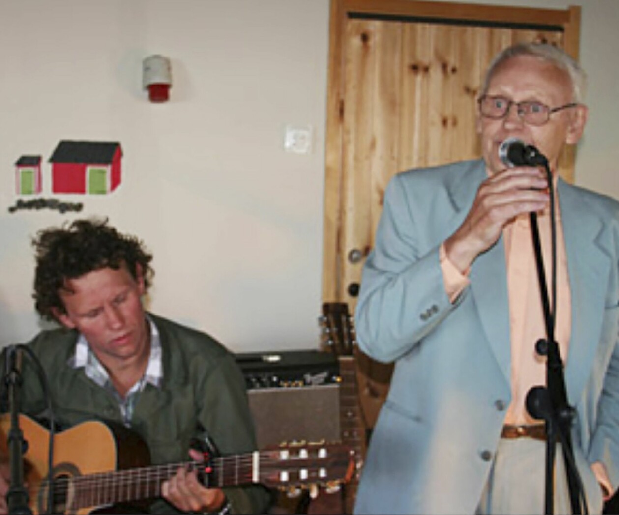 Pappa Ivar och Bo i Siknäs 2010 då de tillsammans framförde Ivars egen hitlåt Siknäsmorgon. Pappa Ivar Sundström sjunger vid mikrofon och Bo spelar gitarr.