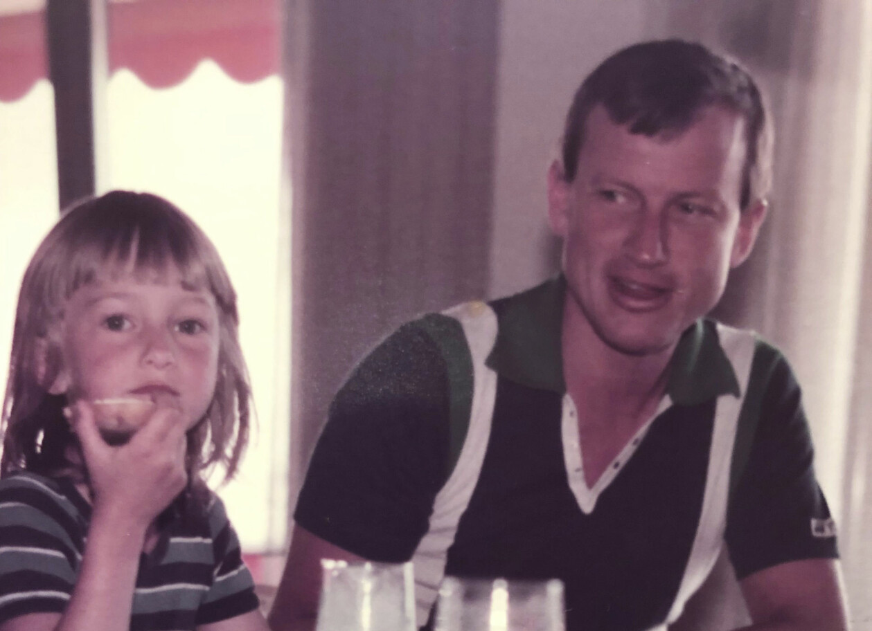 Marie längtade efter sin fars uppmärksamhet som barn. Marie som liten vid matbordet med pappa.