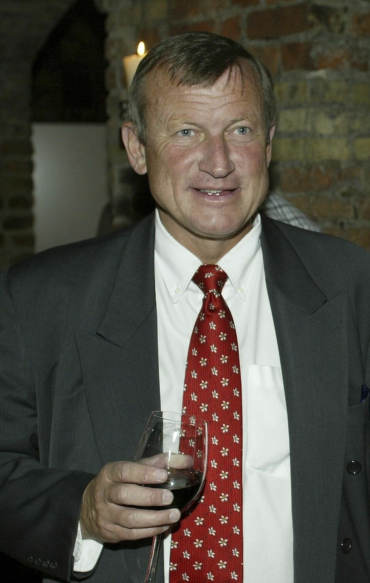 Peter Brixtofte. Peter med ett glas vin.