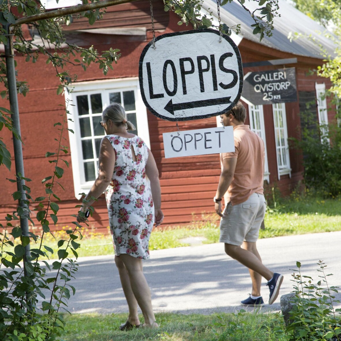 På somrarna öppnar många upp sina lador, förråd och uthus för loppis. I hela Sverige kan man hitta privata sommarloppisar. Här finns allt från krimskrams, nytill-verkat och kuriosa till antikviteter, allmoge och samlarfynd. Och priserna varierar därefter. Bild: Håkan Sandbring