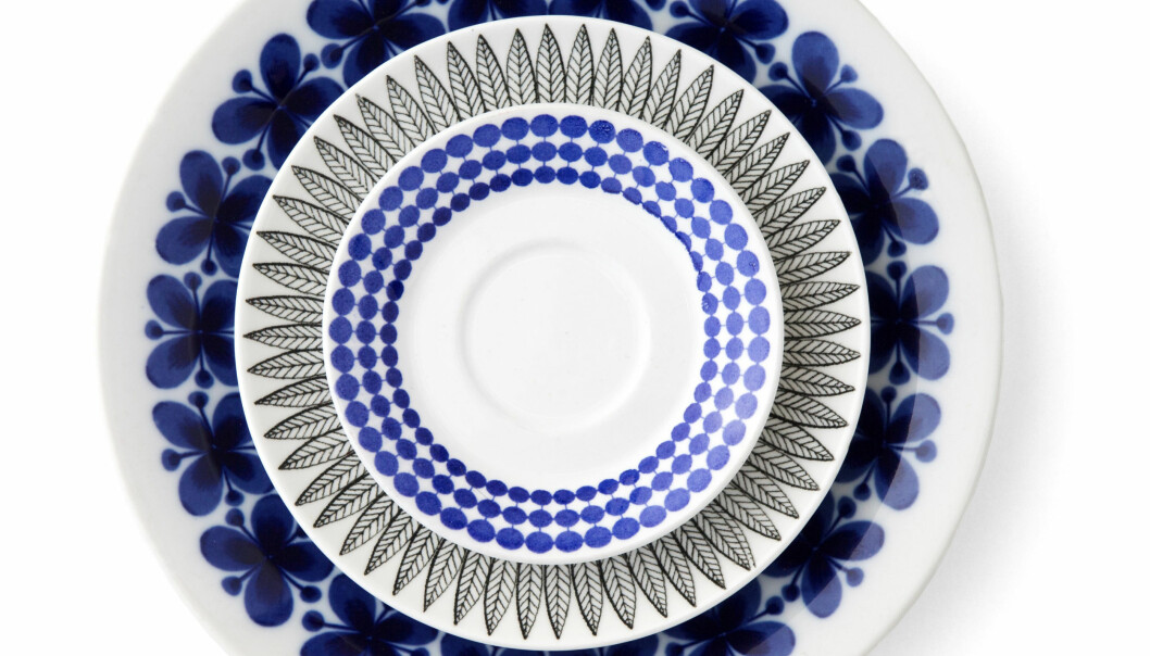 Om du känner igen dyrgriparna, och har turen att komma till en bra loppis, kan du fynda. Underst fatet ”Mon Amie” (1952-1987) – en kaffe- och teservis i tekniken flytande blått designad av Marianne Westman, Rörstrand. I mitten ”Salix” (1954-1970) och överst ”Adam” (1959-1974) – båda alster av Stig Lindbergs för Gustavsberg. Värdet för ett populärt fat är omkring 200 kr. Bild: Håkan Sandbring