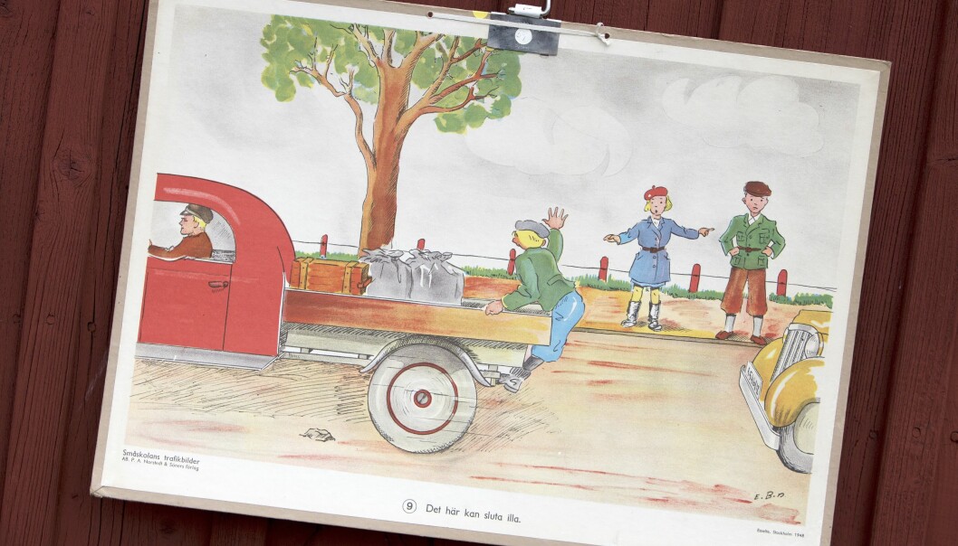 På loppis kan man hitta det där speciella som inte finnsi butiker och varuhus. En annorlunda skolplansch pryder säkert sin plats. Småskolans trafik-bilder, PA Nordstedt & Söners förlag 1948, värde 350 kr. Bild: Håkan Sandbring