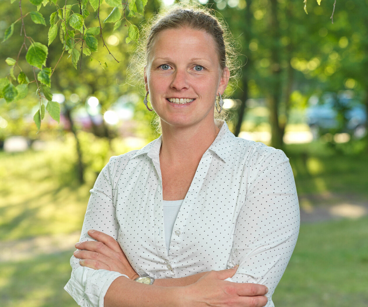 Anna Nordström har tvingats se sin dotter svårt sjuk och har tillbringat många dagar och nätter på sjukhus tillsammans med henne. Anna Nordström i ett grönskande Norrköping.
