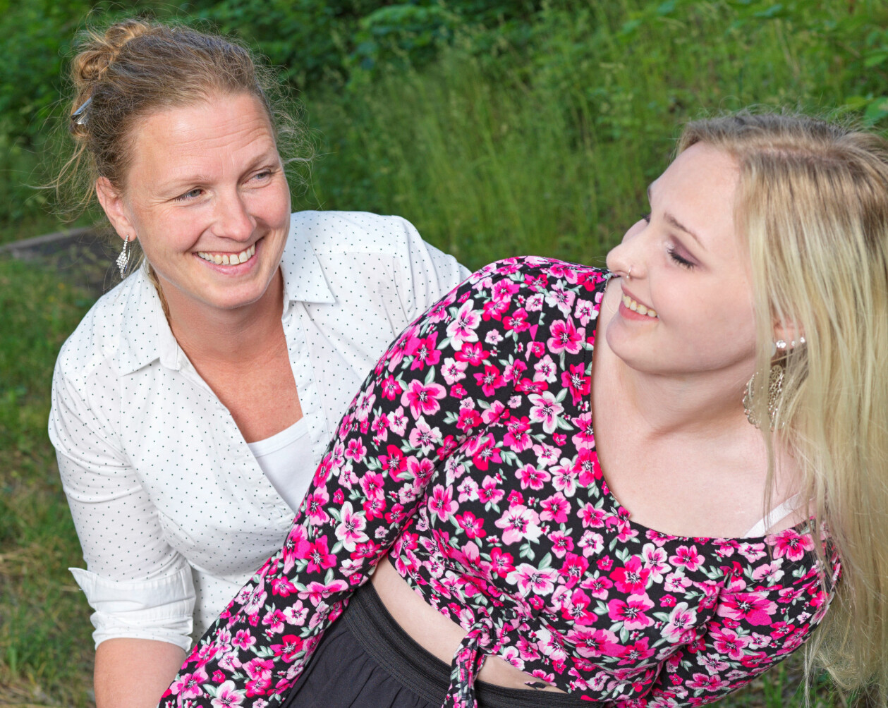 Linn säger sig vara evigt tacksam sin mamma som har stöttat henne genom alla svårigheter. Linn Nordström med mamma Anna Nordström i ett grönskande Norrköping.