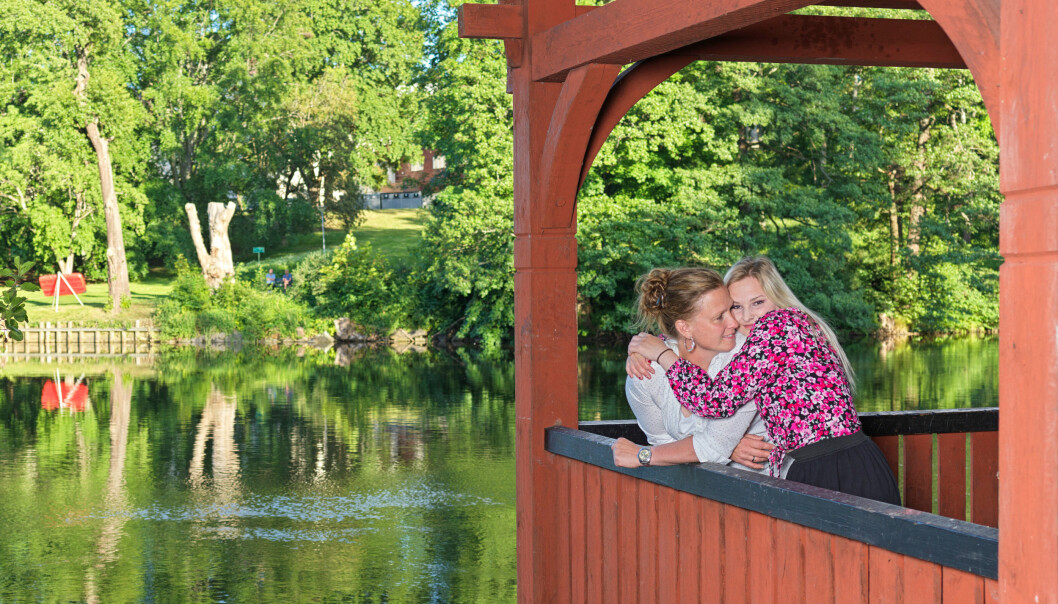 Linn och mamma Anna hemma i Norrköping. Linn Nordström och mamma Anna Nordström vid vattnet i Norrköping.