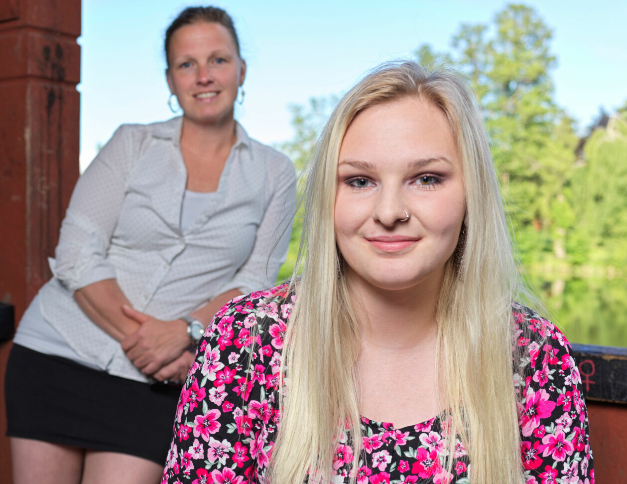 Mamma Anna har stått vid Linns sida genom alla tuffa motgångar. Linn Nordström i förgrunden med mamma Anna Nordström i bakgrunden.