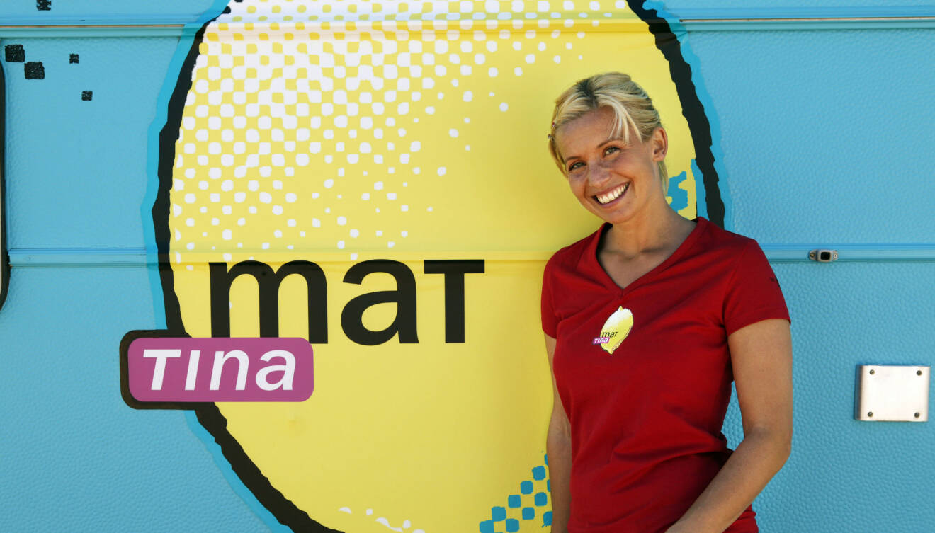 Tina Nordström framför en van med reklam för hennes tv-program Mat 2005.