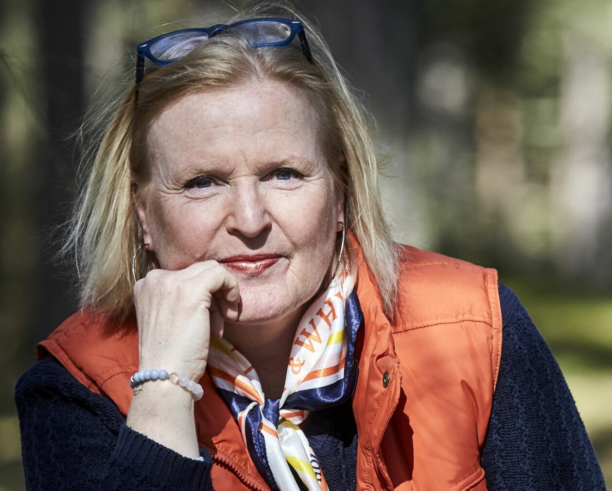 – I nära tre veckor väntade jag innan jag till slut kunde lägga allt i hans knä, berättar Aryel. Porträtt på Aryel, ser fundersam ut, blå tröja, orangebrun väst och scarfs.