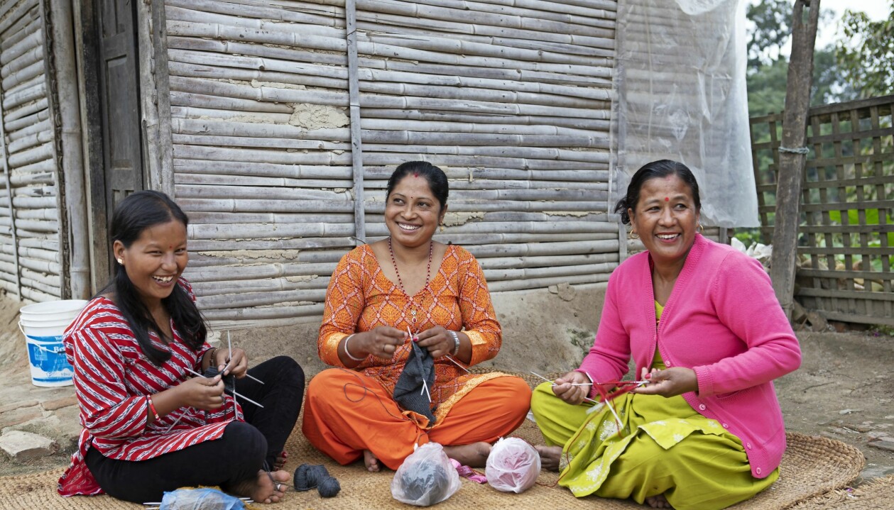 Mirjam strävar efter att ge nepalesiska kvinnor anständiga arbetsvillkor när de stickar vantar, mössor och sjalar i tidlös design. Här jobbar Bimala, Amrita och Purnaa-Maya tillsammans. Kvinnor i Nepal.