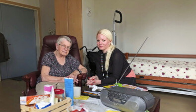 Det är klart mormor ska ha en röstassistent! Mormor på vårdhem