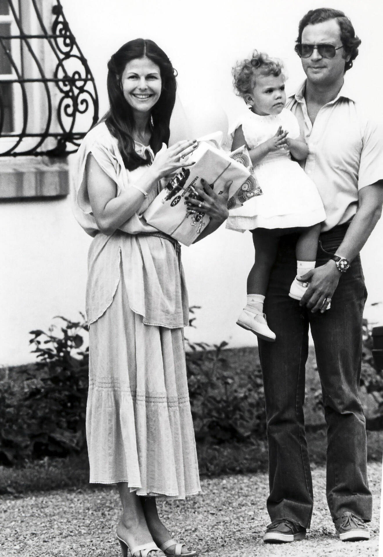 Svart vit bild på Silvia, kungen och Victoria från Victoriadagen 1979