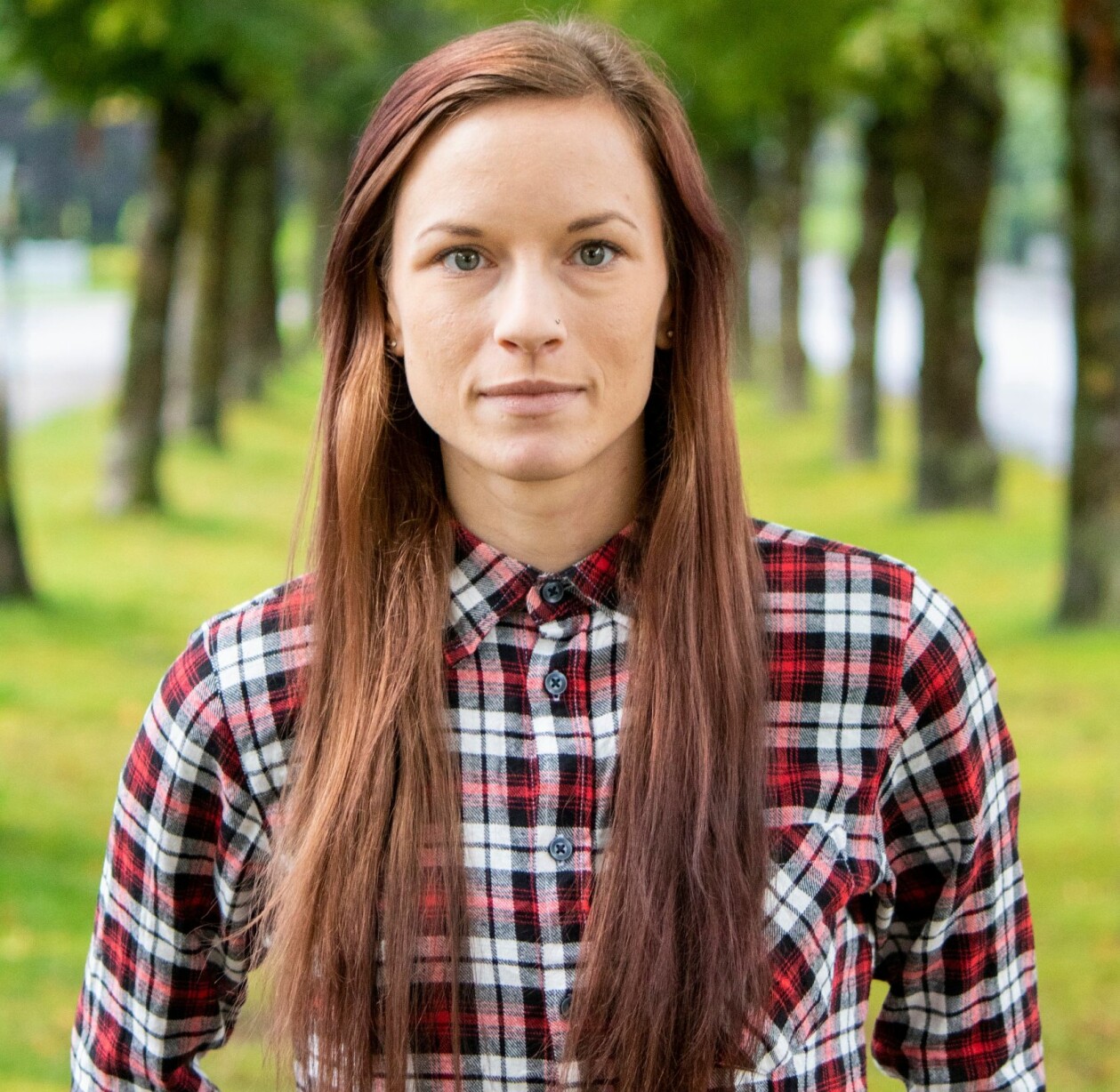 Cissi Hagbergs pappa tog sitt liv och hon bestämde sig tidigt för att prata öppet om händelsen. Nu har hon skrivit en bok som handlar om självmord och suicidprevention. Cissi Hagberg fotograferad utomhus i en allé.