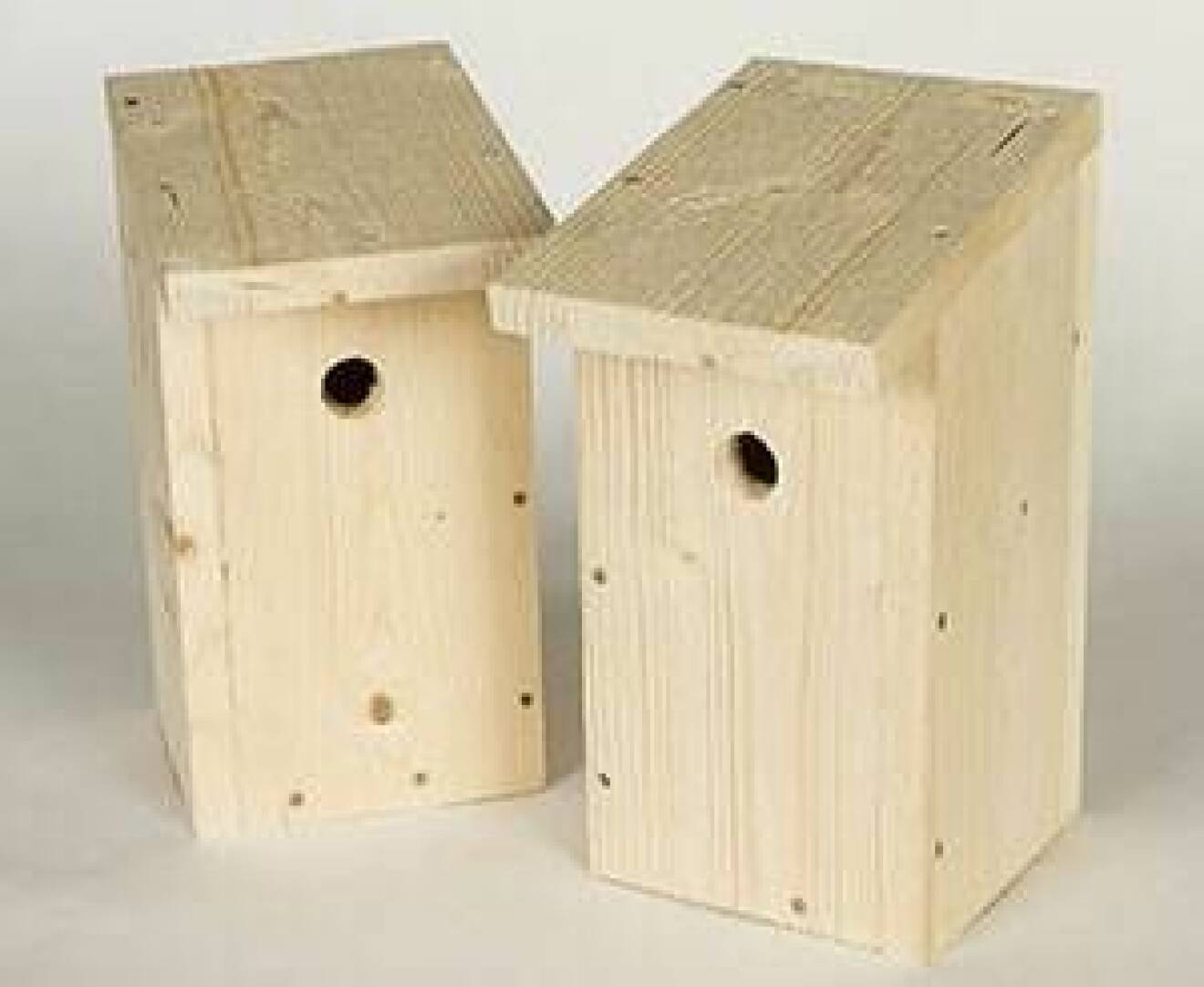 Två fina färdiga fågelholkar. Så enkelt att bygga själv.