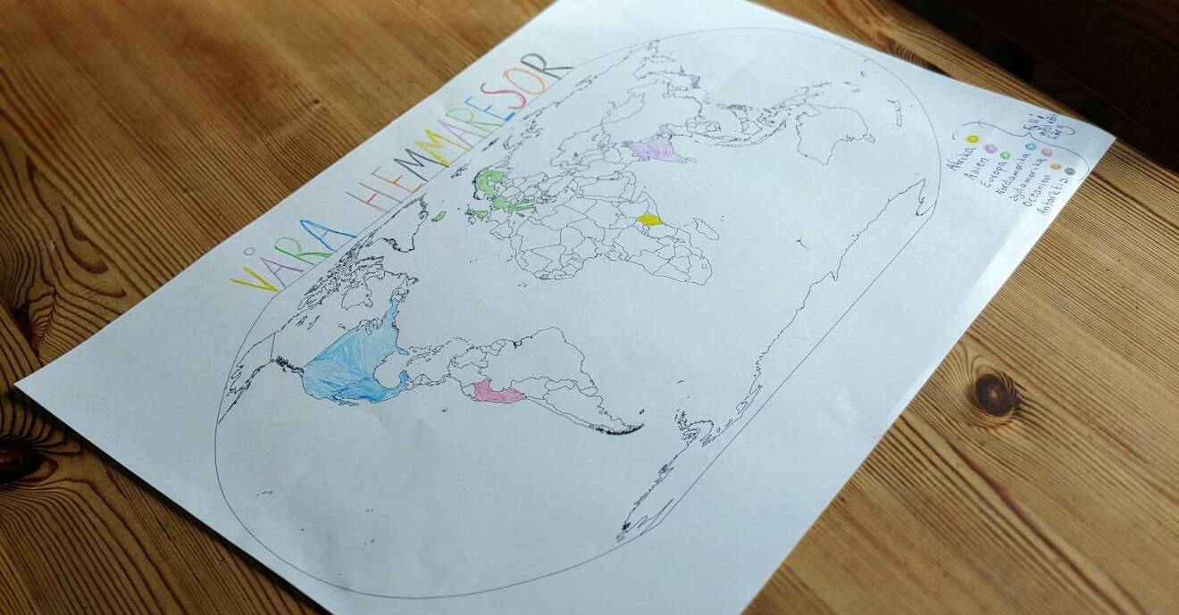 En ritad världskarta där familjen har fyllt i varje land de besökt hemifrån.