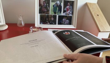 Minnesboken från Olivers begravning. Minnebok från Oliver Lundell Jönssons begravning.