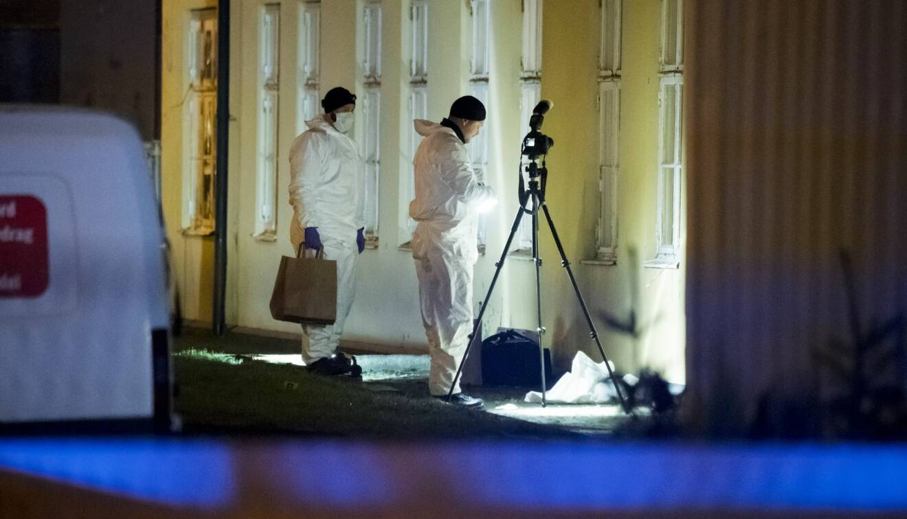 Polisens tekniker arbetar där Oliver Lundell Jönsson mördades utanför en festlokal i Helsingborg.